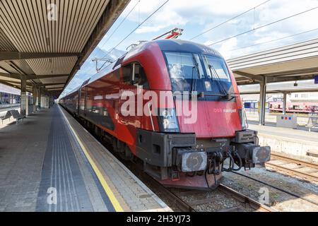 Ã–BB Railjet Bahnlokomotive Innsbruck Hauptbahnhof in Österreich Österreichische Bundesbahnen Stockfoto