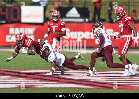 Louisiana-Lafayette Ragin Cjuns läuft zurück Montrell Johnson (4) stürzt nach vorne, als er von Troy Lefeged, einem defensiven Rückenverteidiger der Texas State Bobcats, in Angriff genommen wird Stockfoto