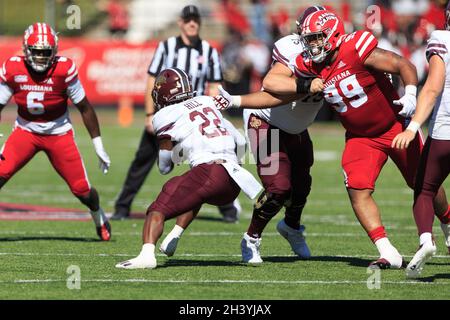 Texas State Bobcats, die zurück laufen Calvin Hill (22), führt den Ball am ausgestreckten Arm des Defensivlineman Tay aus Louisiana-Lafayette Ragin-Kajuns vorbei Stockfoto