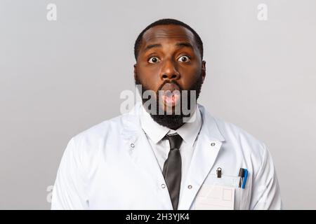 Konzept der Gesundheitsversorgung, Medizin und Krankenhausbehandlung. Nahaufnahme des schockierten und sprachlosen afroamerikanischen Arztes, Physik Stockfoto