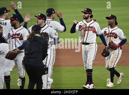 Atlanta, Usa. Oktober 2021. Die Atlanta Braves feiern ihren Sieg über die Houston Astros in Spiel vier in der MLB World Series im Truist Park am Samstag, den 30. Oktober 2021 in Atlanta, Georgia. Atlanta schlägt Houston 3-2, um in der World Series die 3:1-Führung zu übernehmen. Foto von David Tulis/UPI Credit: UPI/Alamy Live News Stockfoto