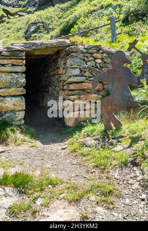 Ein alter Eingang zum Bergwerk, Bergbaumuseum in Prettau, Ahrntal, Südtirol, Italien Stockfoto