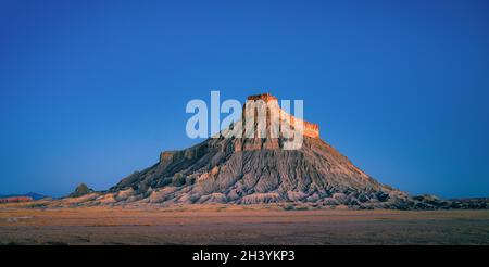 Factory Butte ist ein Wahrzeichen der Landschaft von Utah in der Nähe von Hanksville Stockfoto