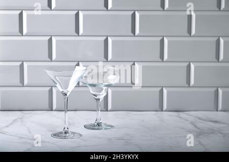 Leere Gläser für martini, Champagner, alkoholische und alkoholfreie Cocktails wie Margarita oder Manhattan auf Marmortisch Stockfoto