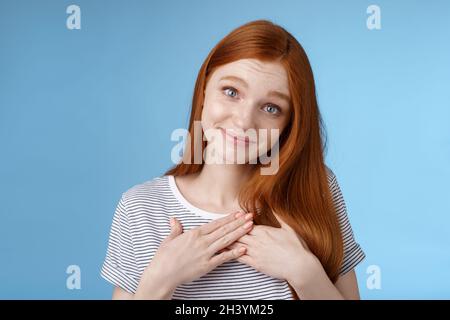 Freundliche zarte aufrichtige niedlich kaukasischen Rotschopf Mädchen schmelzen gehen sprachlos herzerwärmend kostbaren Moment berührt bewegende Geschenk erhalten Stockfoto