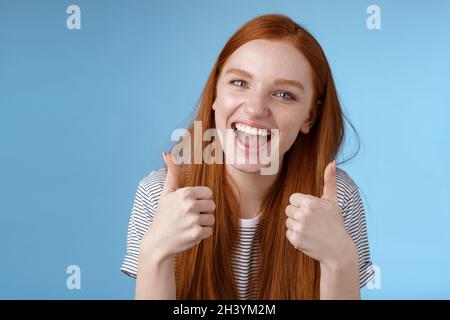 Enthusiastisch amüsiert ausgehenden Rotschopf schönes Mädchen sagen ja unterstützend wie genial Idee zeigen Daumen hoch Genehmigung empfehlen gest Stockfoto