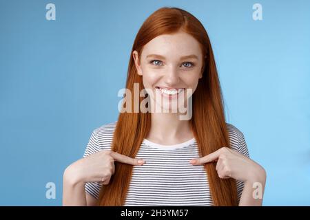 Ich im Ernst. Froh überrascht glücklich sorglos Rotschopf zärtlich weibliche Mädchen zeigt sich lächelnd amüsiert ausgewählt Stockfoto
