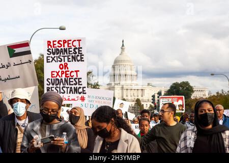 Washington, DC, USA, 30. Oktober 2021. Im Bild: Demonstranten marschieren während eines Protestes gegen den Militärputsch im Sudan die Pennsylvania Avenue entlang. Tausende von Menschen aus der gesamten Ostküste der USA kamen nach Washington, um an der Demonstration teilzunehmen und sich mit Zehntausenden Protestierenden im Sudan zu solidarisieren. Kredit: Allison Bailey / Alamy Live Nachrichten Stockfoto