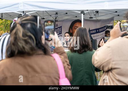 New York, NY - 30. Oktober 2021: U. S. Vertreterin Alexandria Ocasio-Cortez spricht bei der Halloween-Feier im Pelham Bay Park Stockfoto