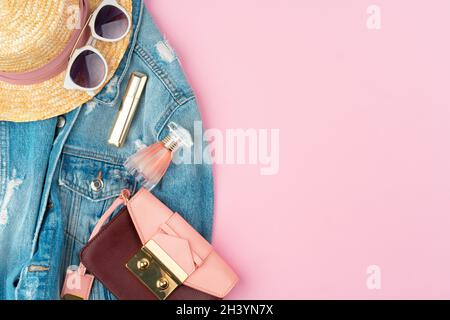 Stilvolles Sommer-Outfit für Frau auf pastellrosa Hintergrund Stockfoto