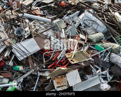 Berg von Schrott - überwiegend Eisenmetalle. Stockfoto