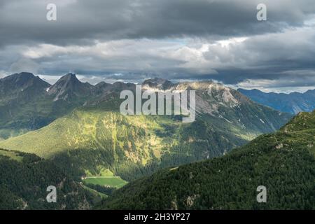 Foto von der Timmelsjoch-Hoichalpen Straße mit Blick auf die hohe Kreuzspitze, Italien Stockfoto