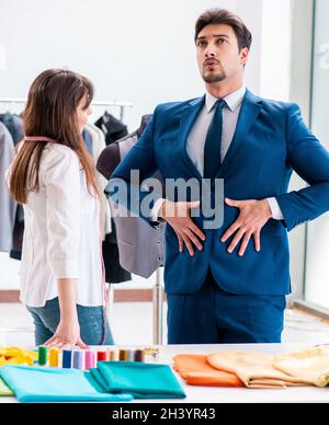 Professionelle maßgeschneiderte Messungen für Anzug Stockfoto