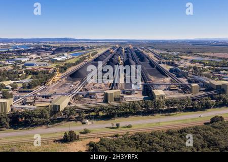 Luftaufnahme eines Kohleabsetzers auf Kooragang Island Newcastle Australia. Newcastle ist einer der größten Kohleexporthäfen der Welt. Stockfoto