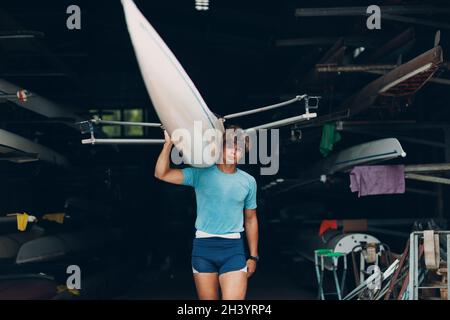 Sportsman Single Scull man Ruderer bereiten sich auf den Wettbewerb mit dem Boot Stockfoto