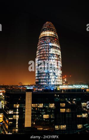 Barcelona, Spanien - 15. Dezember 2019: Agbar Tower - moderner 34-stöckiger Wolkenkratzer an der Avenida Diagonal 211, Barcelona, Katalonien an der T Stockfoto