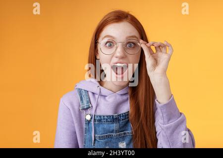 Oh, super cool. Portrait erstaunt sprachlos aufgeregt Rotschopf Mädchen fallen Kiefer amüsiert starren Kamera überrascht finden Sie heraus genial Produkt net Stockfoto