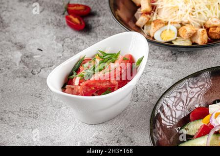 Usbekischer Salat achichuk mit Tomaten und Pfeffer Stockfoto