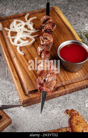 Gegrillter Lammshashlik mit roter Sauce Stockfoto