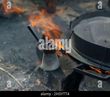 Nahaufnahme eines Türkens mit Kaffee auf unscharfem Hintergrund. Stockfoto