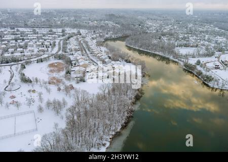 Panoramablick auf schneebedeckten Wohnviertel Apartment-Komplex Wintertag Stockfoto