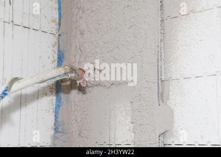 Putzwände mit Putzpumpenmaschine und Stucksprüher. Stockfoto