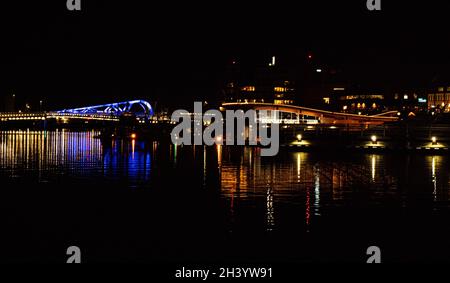 Blick über den Binnenhafen in Victoria, BC, Kanada bei Nacht. Stockfoto