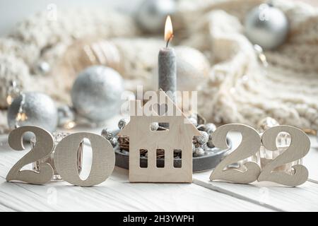 Weihnachtlicher Hintergrund mit dekorativen 2022-Nummern und gemütlichen Details. Stockfoto