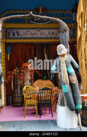 Das Halloween Haus. Gruseliges Halloween, gruselige Kürbisse. Athen, Griechenland 10-31-2021 Stockfoto