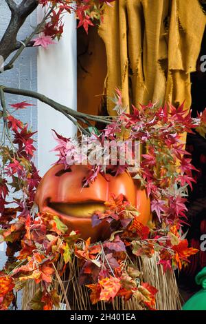 Das Halloween Haus. Gruseliges Halloween, gruselige Kürbisse. Athen, Griechenland 10-31-2021 Stockfoto