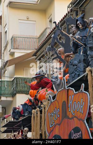 Das Halloween Haus. Gruseliges Halloween, gruselige Kürbisse. Athen, Griechenland 10-31-2021 Stockfoto