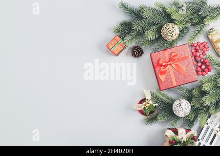 Neujahr Hintergrund mit Weihnachtskugeln und Tannenzweigen. Abstrakte weihnachtslichter auf dem Hintergrund. Stockfoto