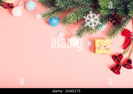 Weihnachtshintergrund mit Tannenbaum und Dekor. Draufsicht mit Kopierraum, Weihnachtskomposition. Stockfoto