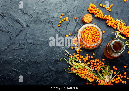 Heilender Extrakt aus Sanddorn. Herbstbeere in Kräutermedizin.Raum kopieren Stockfoto