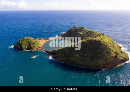 Azoren Luftpanorama. Draufsicht auf die Insel Vila Franca do Campo. Krater eines alten Unterwasservulkans. Sao Miguel, Azoren, Portugal Stockfoto