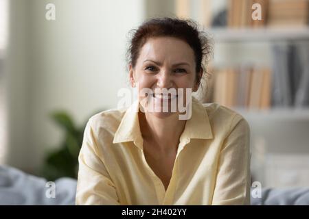 Porträt einer glücklichen schönen Frau mittleren Alters. Stockfoto