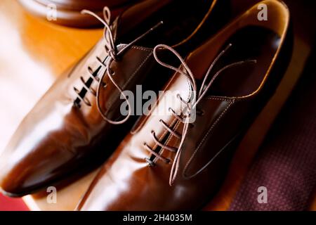 Braune Herrenschuhe aus echtem Leder mit Schnürsenkeln aus nächster Nähe. Stockfoto