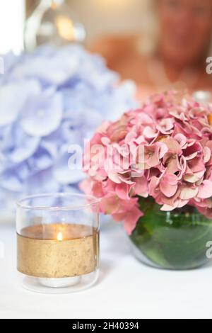 Ein schöner mehrfarbiger Strauß Hortensien auf dem Tisch. Komfort zu Hause. Stockfoto