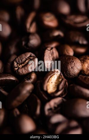 Kaffeebohnen Hintergrund, geröstete Signature Bohne mit reichhaltigem Geschmack, bester Morgengetränk und luxuriöser Mischung Stockfoto