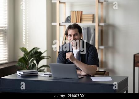 Porträt eines glücklichen, gutaussehenden jungen Geschäftsmannes aus den 30er Jahren. Stockfoto