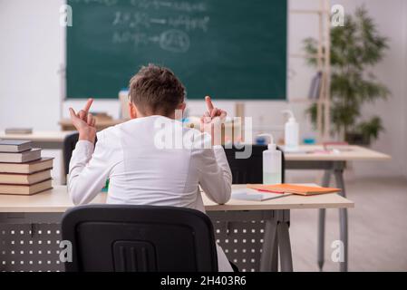 Schüler, der Chemie im Klassenzimmer studiert Stockfoto
