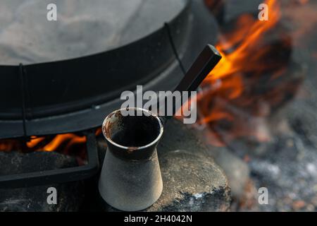 Nahaufnahme eines Türkens mit Kaffee auf unscharfem Hintergrund. Stockfoto