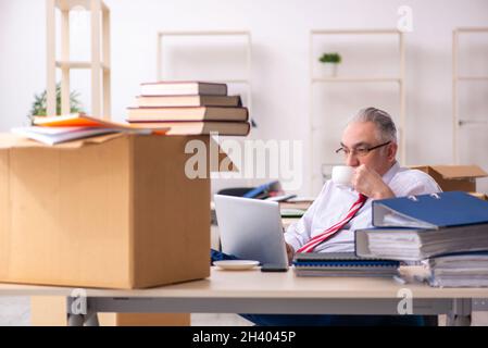 Alter männlicher Mitarbeiter im Bewegungskonzept Stockfoto