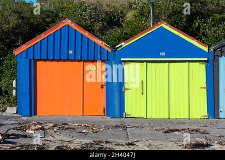 Farbenfrohe Bootsschuppen am Titahi Bay Beach, Porirua, Wellington, Nordinsel, Neuseeland Stockfoto