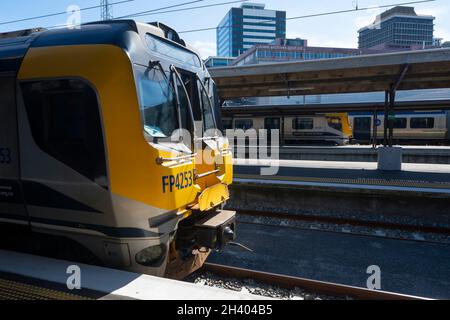 Vorstädtische Elektrozüge am Bahnhof Wellington, North Island, Neuseeland Stockfoto