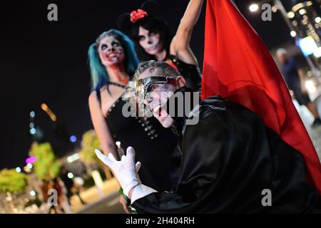 Tel Aviv. Oktober 2021. Als Zombies verkleidete Nachtschwärmer nehmen am jährlichen Zombie Walk während der Halloween-Feierlichkeiten in Tel Aviv, Israel, am 30. Oktober 2021 Teil. Quelle: Tomer Neuberg/JINI via Xinhua/Alamy Live News Stockfoto