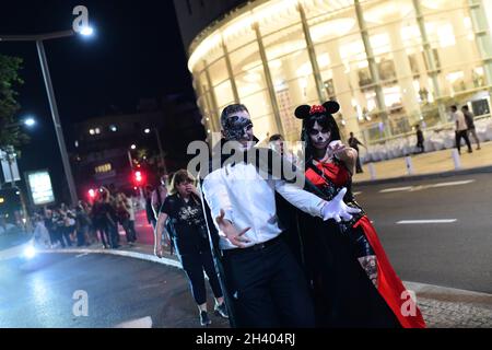 Tel Aviv. Oktober 2021. Als Zombies verkleidete Nachtschwärmer nehmen am jährlichen Zombie Walk während der Halloween-Feierlichkeiten in Tel Aviv, Israel, am 30. Oktober 2021 Teil. Quelle: Tomer Neuberg/JINI via Xinhua/Alamy Live News Stockfoto