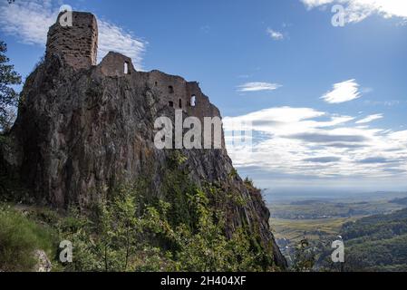 Ruinen des Château du Girsberg in den Vogesen bei Ribeauvillé im Elsass, im Hintergrund die Rheinebene zwischen dem Elsass und dem Elsass Stockfoto
