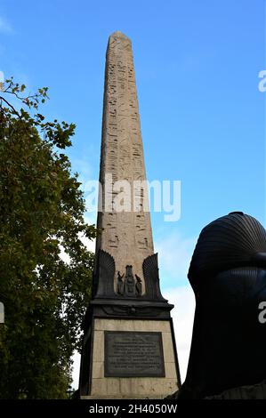 Ein Blick auf die ikonische Cleopatras-Nadel, einen Steinobelisken und eine Sphynx-ähnliche Statue am Ufer der Themse in der Stadt London Stockfoto