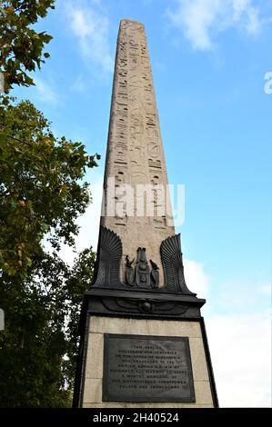 Ein Blick auf die ikonische Cleopatras-Nadel, einen Steinobelisken und eine Sphynx-ähnliche Statue am Ufer der Themse in der Stadt London Stockfoto